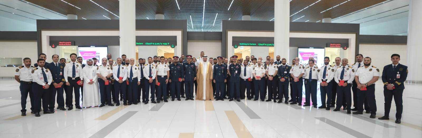 تنفيذاً لتوجيهات معالي وزير الداخلية.. معالي رئيس الجمارك يسلم منتسبي الجمارك وسام الأمير سلمان بن حمد للاستحقاق الطبي<